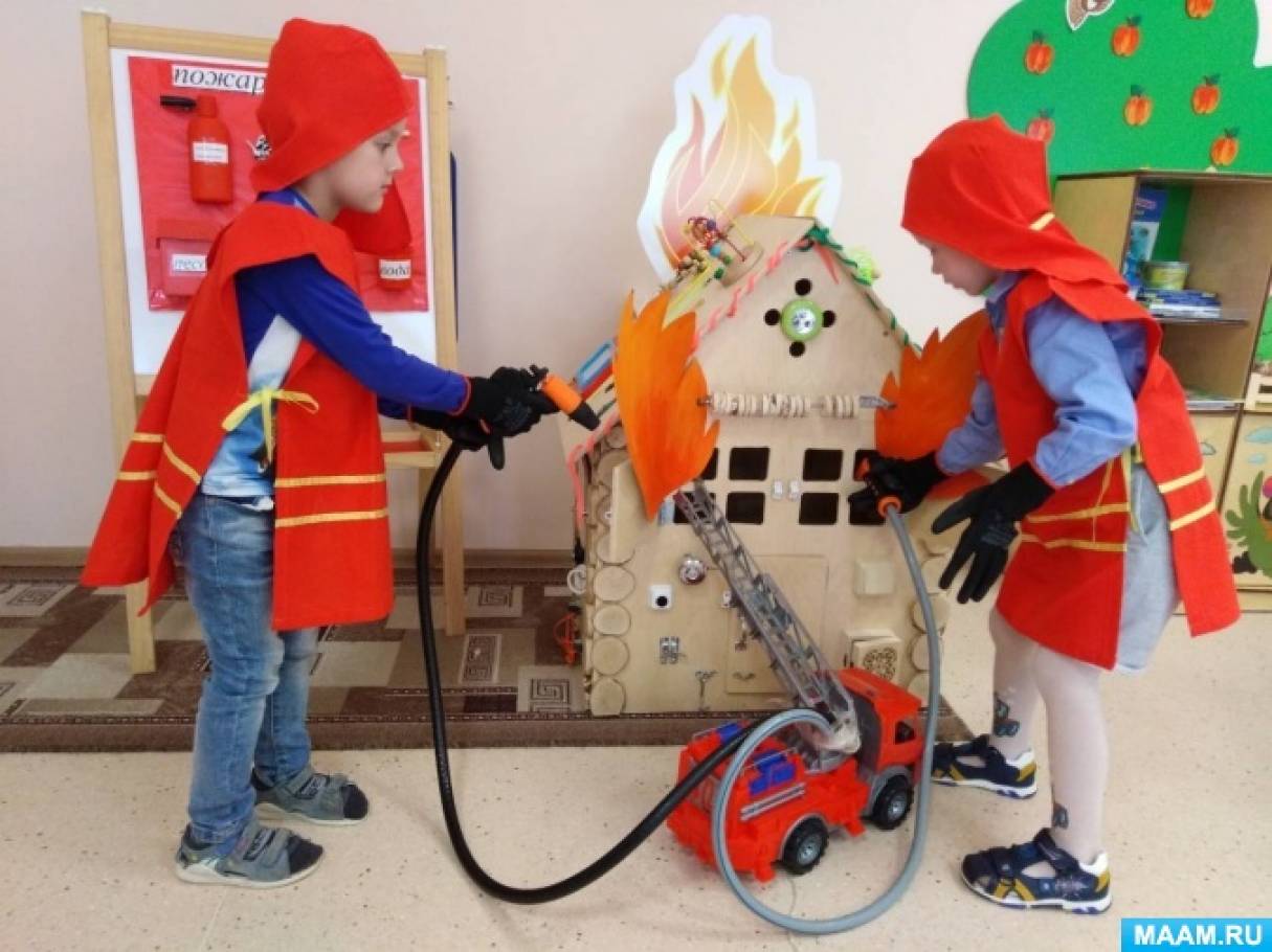 Развлечение по пожарной безопасности. Атрибуты для игр по пожарной безопасности в детском саду. Пожарный для детей в детском саду. Атрибуты пожарного для детей. Сюжетно ролевые пожарный.