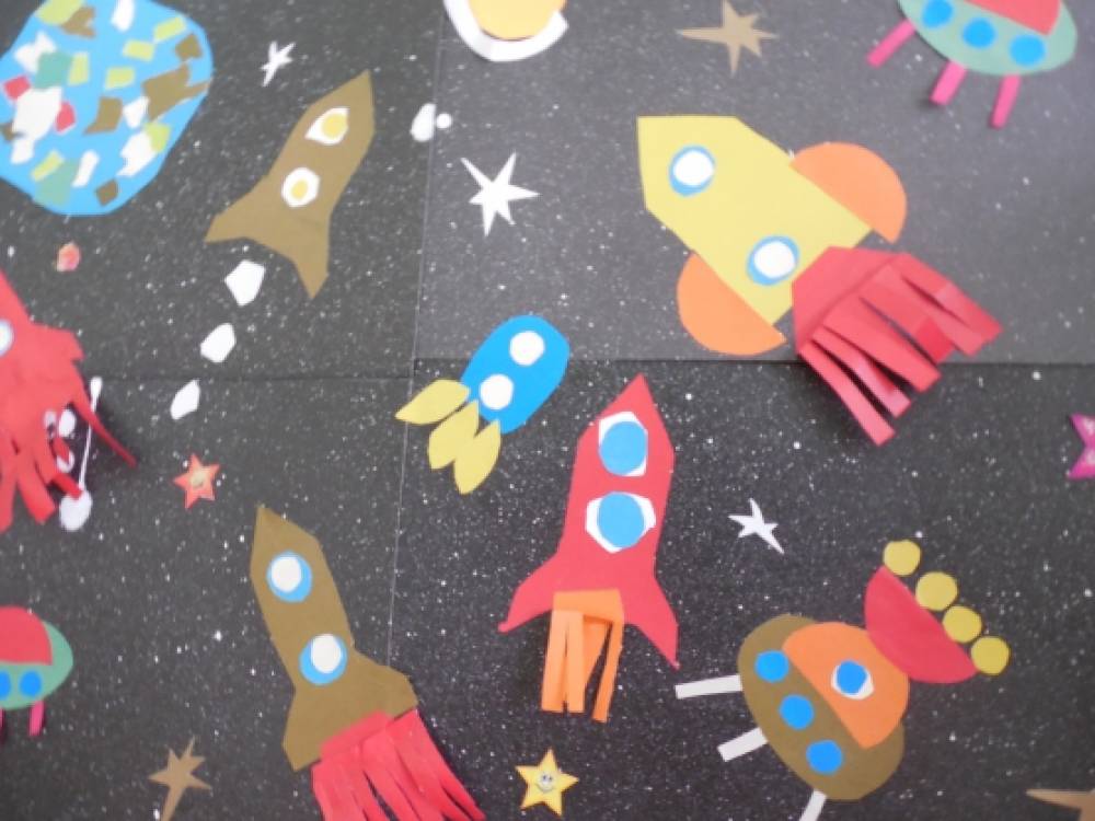 Оформление к дню космонавтики в детском саду. День космонавтики в детском саду. Поделка ко Дню космонавтики в детский сад. Аппликация ко Дню космонавтики. Украшение ко Дню космонавтики в детском саду.