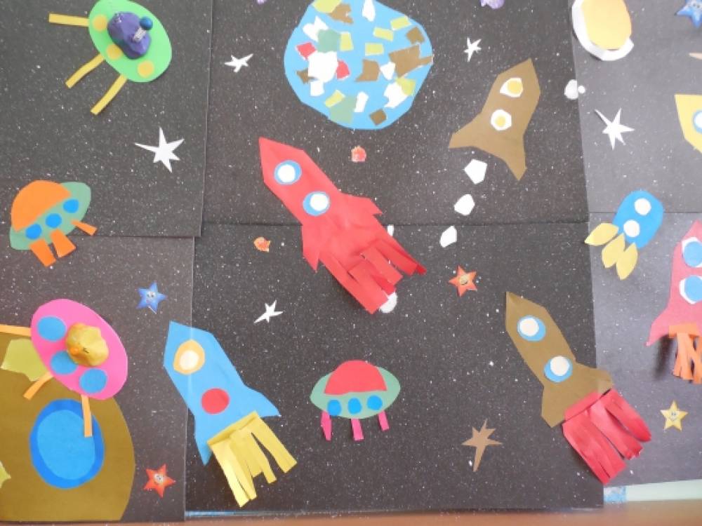 Развлечение космос средняя группа. Украшения ко Дню космонавтики. Украсить к Дню космонавтики. День космонавтики в детском саду. Украшение группы ко Дню космонавтики в детском саду.