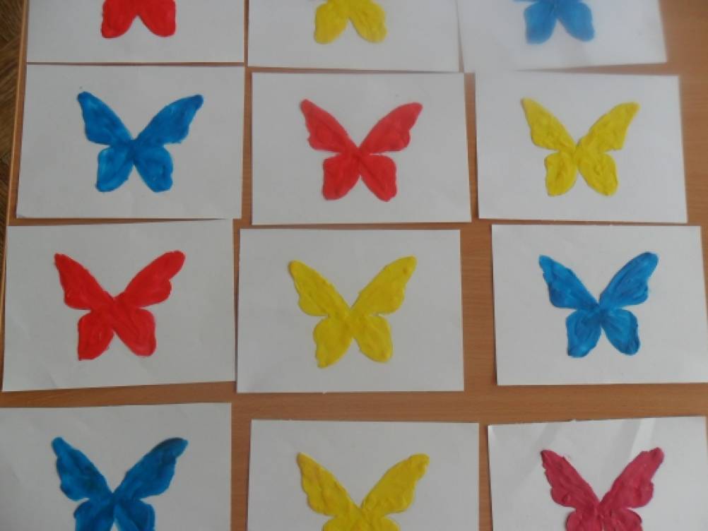 Занятие бабочки средняя группа. Рисование бабочка 2 младшая группа. Рисование мл гр бабочек. Рисование бабочка первая младшая группа. Рисование бабочка 1 младшая группа.