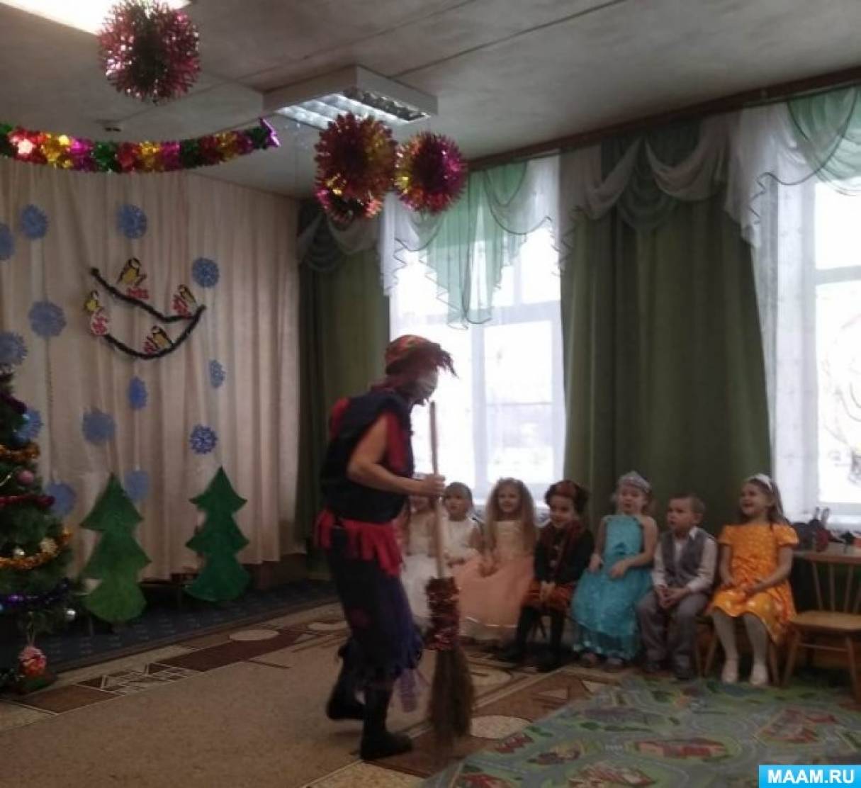 выход бабы яги на новогоднем утреннике в детском саду. баба яга на утреннике в детском саду. медаль для бабы яги на детском утреннике. выход бабы яги на утреннике. баба яга на утреннике в детском саду на новый год.