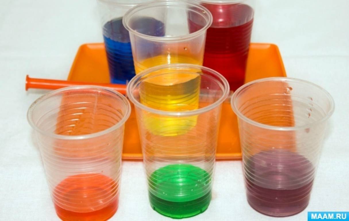 Опыты с красителем. Цветная вода в стакане. Стакан с разноцветной водой. Стаканчики с разноцветной водой. Эксперименты с красками.