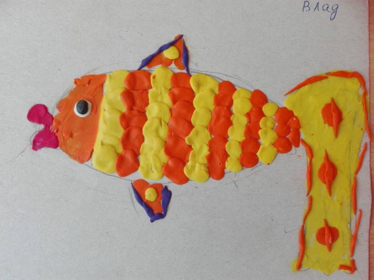 Средняя группа золотая рыбка. Лепка пластилинография Золотая рыбка. Пластилинография Золотая рыбка средняя группа. Пластилинография рыбка в подготовительной группе. Пластина графия Золотая рыбка.
