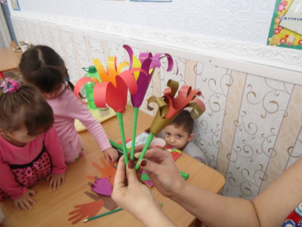 Смотреть фотографию №6 Фото №6 Публикация Мастер класс Лилии из бумажных ладошек размещена в разделах Лилии Поделки из бумаги Поделки из ладошек Темочки Конкурс для воспитателей и педагогов Лучший мастер класс февраль