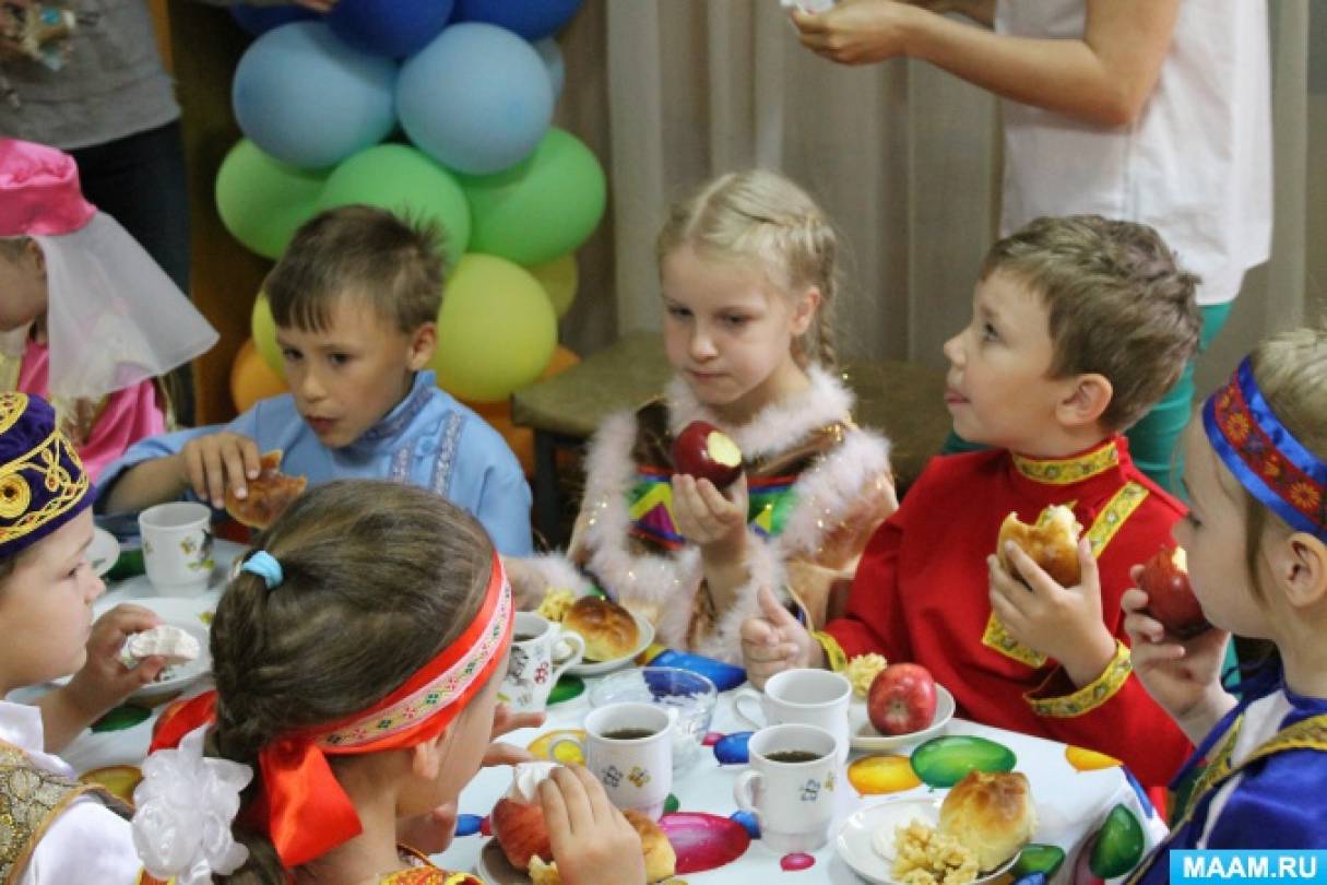 Тематическое развлечение. Одеть ребенка на праздник день России.