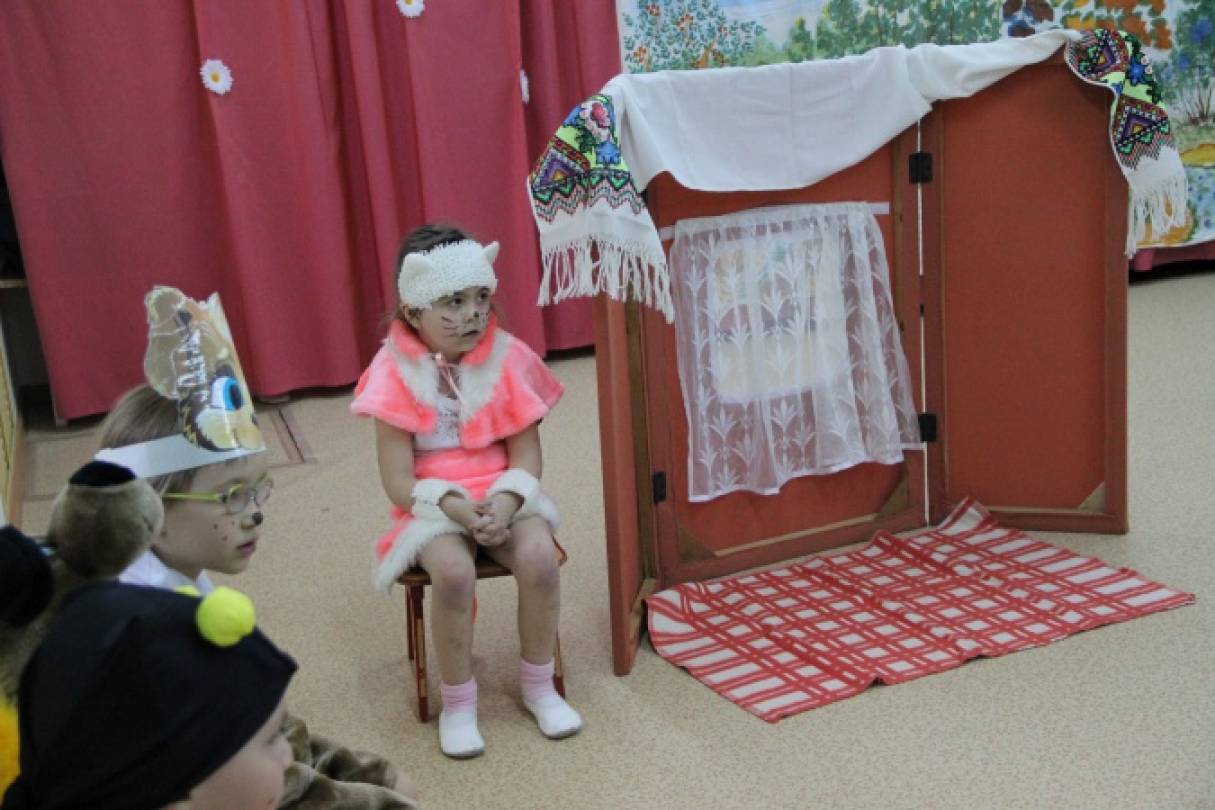 Смотреть фотографию №4 Фото №4 В центре зала стоит домик с окном