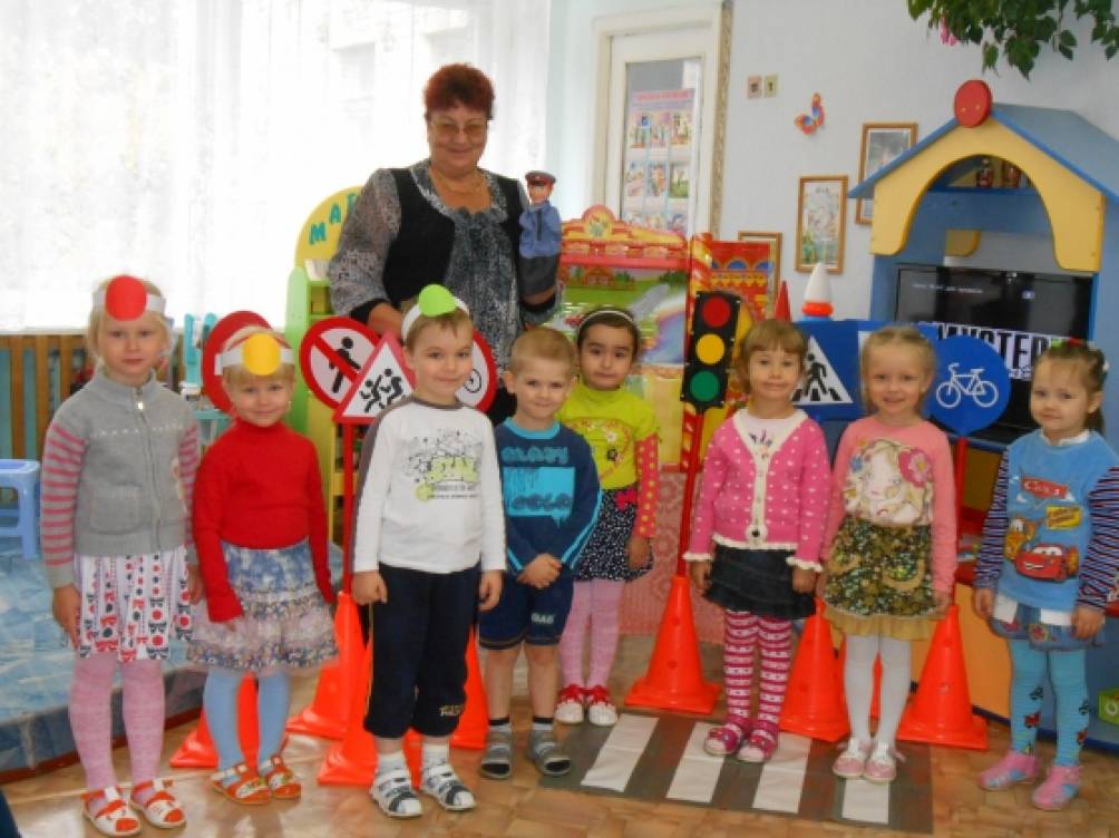 Интегрированное занятие с детьми 4–5 лет «Правила дорожного движения»