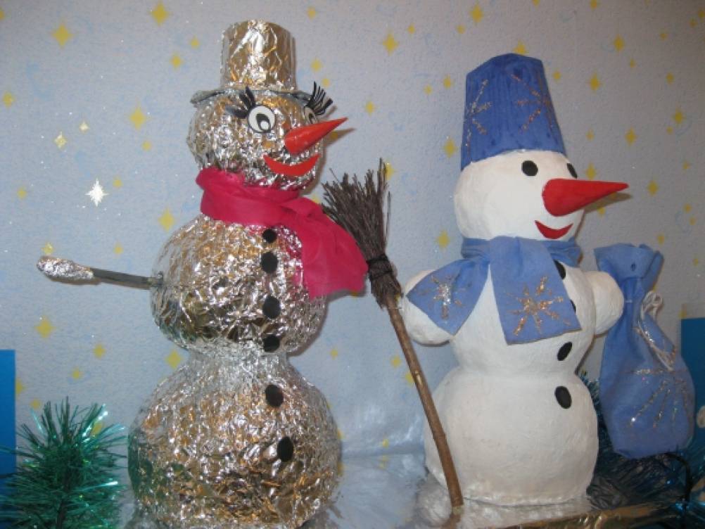 Как сделать снеговика из фольги. Поделки из фольги. Снеговичок из фольги. Снеговик своими руками папье маше из фольги. Поделка снеговик из фольги.