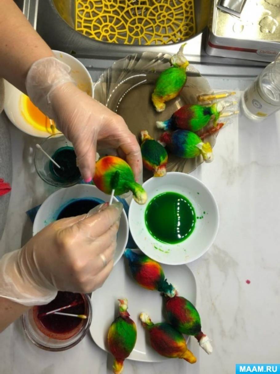 Яйца, окрашенные по секторам в разные цвета