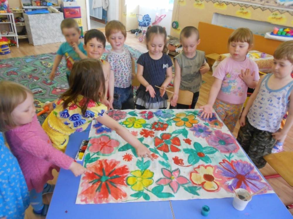 Занятия творчеством с детьми. Коллективные занятия с детьми. Коллективные занятия с детьми. Коллективная работа в детском саду старшая группа. Коллективное творчество дошкольников.