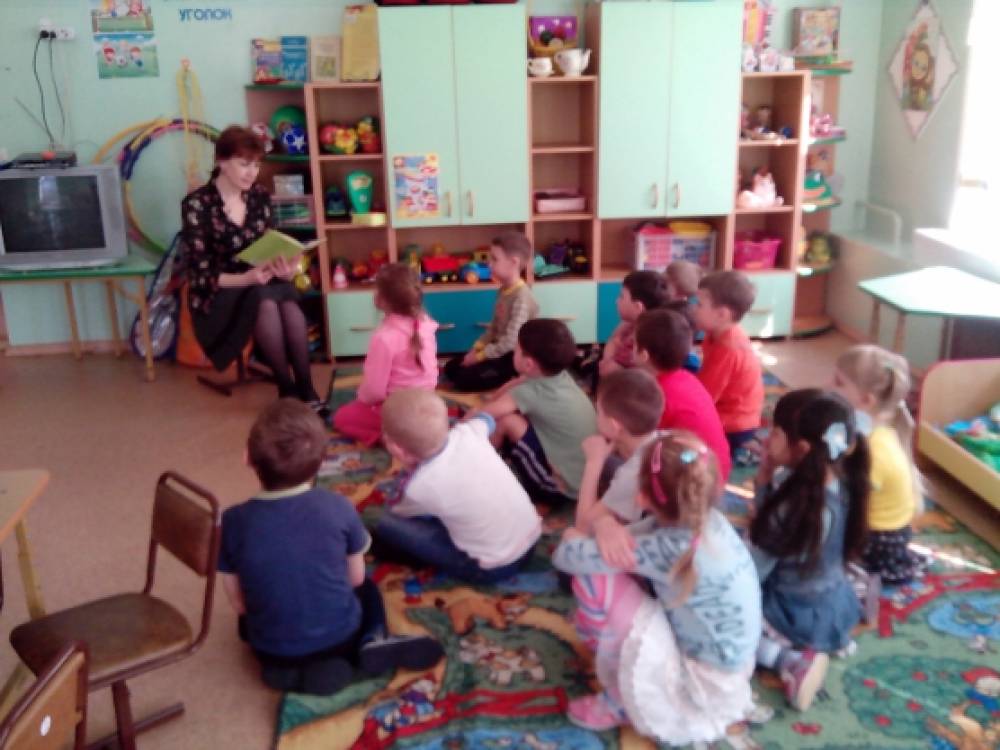 Чтение рассказов младшая группа. Художественное чтение в детском саду. Чтение в ДОУ. Художественное чтение в ДОУ это. Чтение художественной литературы в старшей группе.