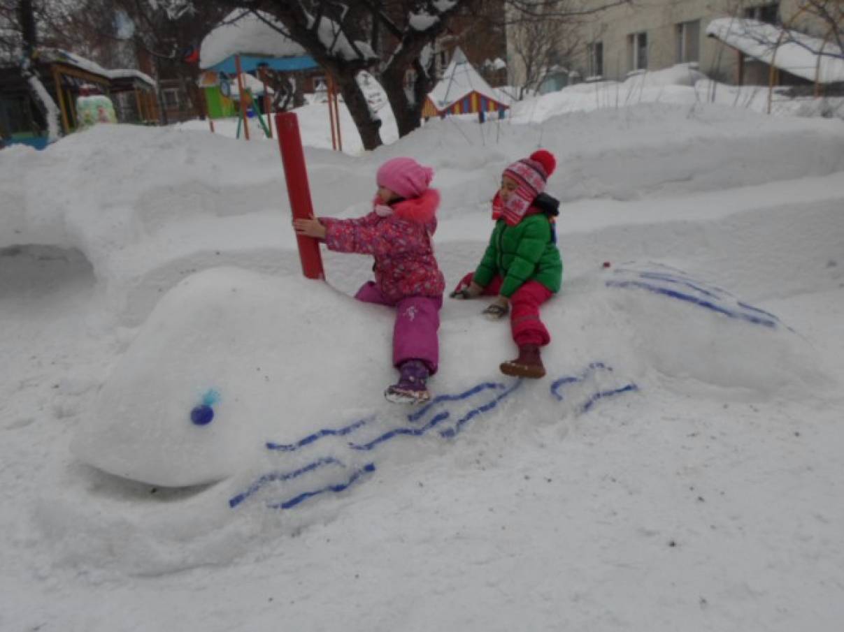 Снежки в сад. Зимние постройки на участке детского сада. Снежные постройки в детском саду. Постройки из снега для детей. Постройки из снега в ДОУ.