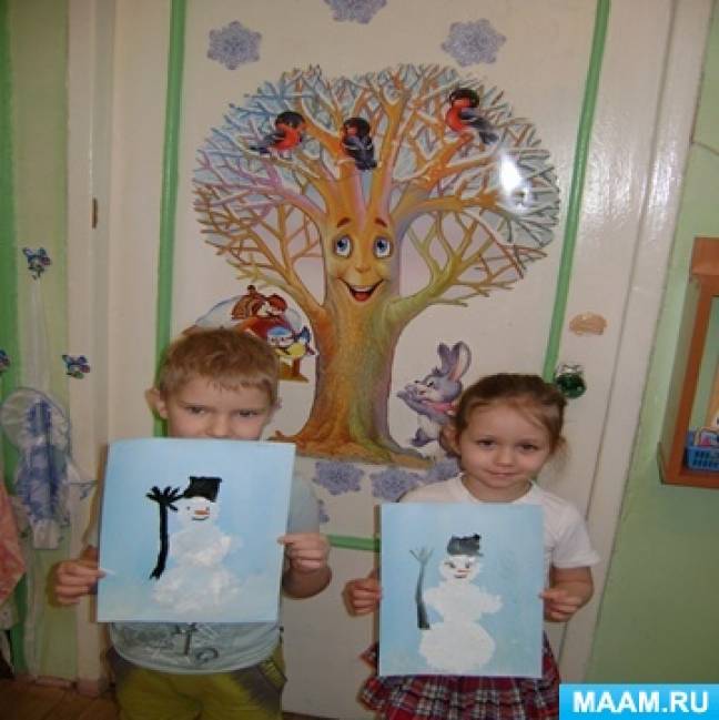 Смотреть фотографию №4 Фото №4 Материал листы синий или голубой бумаги форматом А с изображение шаблона снеговика белая гуашь акварельные краски жесткие и мягкие кисти баночка с водой подставочка под кисти тряпочка