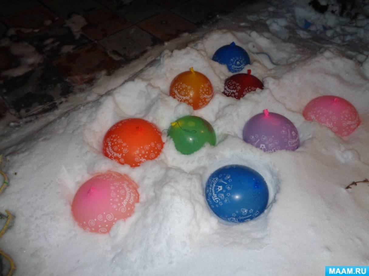 Шарики изо льда. Цветные ледяные шары. Ледяные фигурки для детского сада. Шары ледяные из воздушных шаров. Цветные шары изо льда.