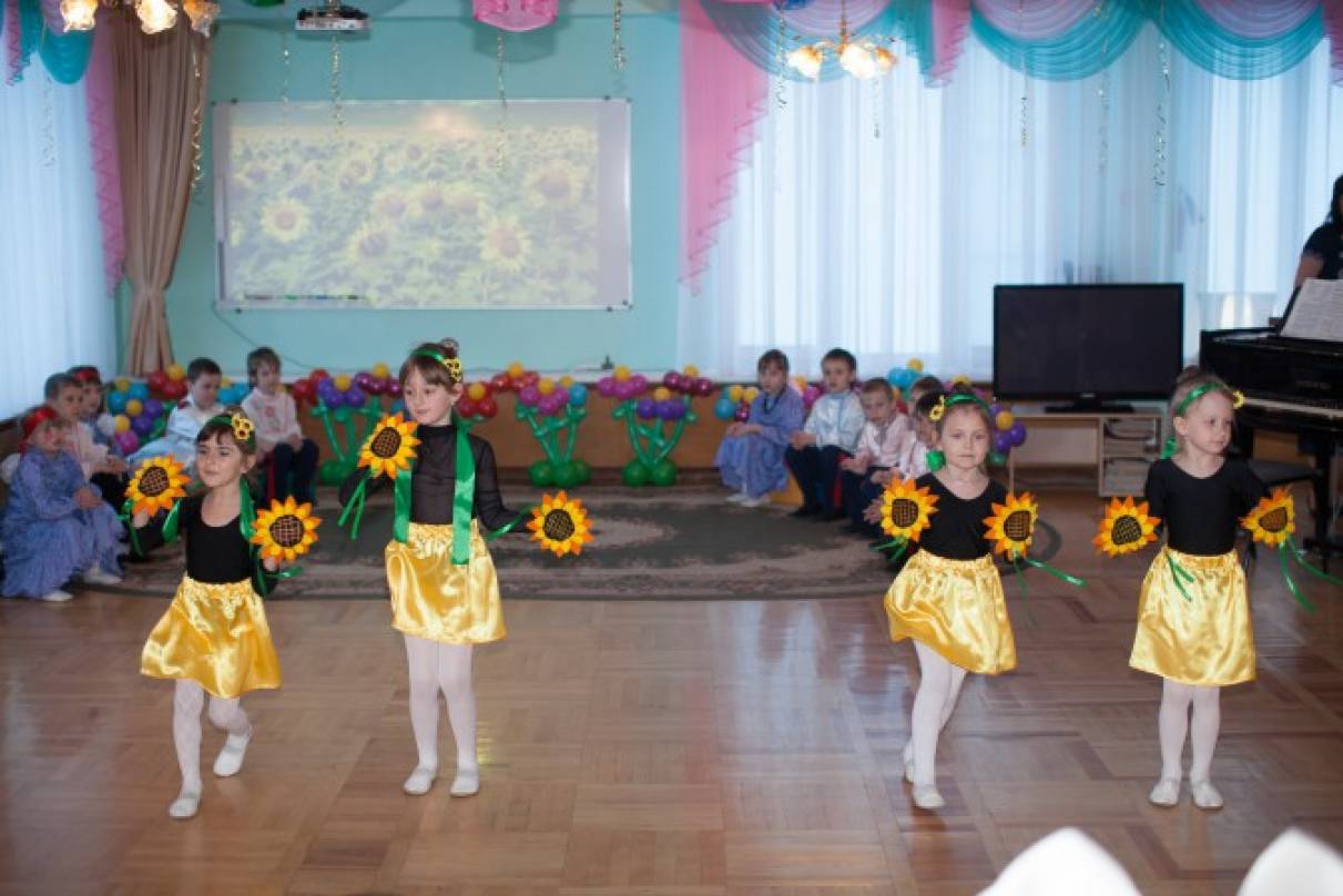Танцующий подсолнух видео. Танец с подсолнухами. Танцы в подсолнухах дети. Танец подсолнушек видео. Танец с подсолнухами.