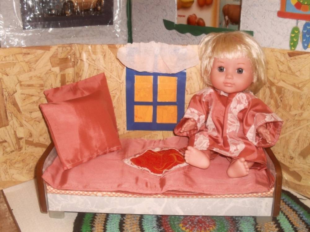 Уложим куклу спать. Укладывать куклу. Положи куклу на стол.