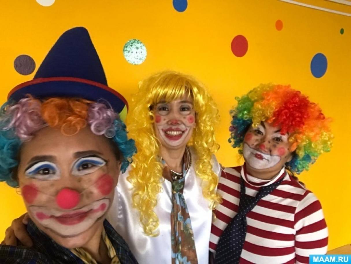 Детские сценарии клоуном. Сценка клоунов. Клоун ведущий дети. Как зовут клоунов в детском саду. Сценка клоуны за партой.