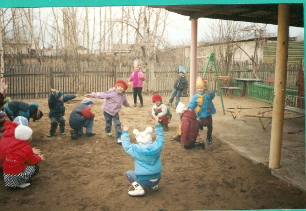 Дети на прогулке в детском саду. Дети в детском саду на улице. Прогулка на улице в детском саду зима. Дети на прогулке в детском саду. Малыши на прогулке в детском саду.