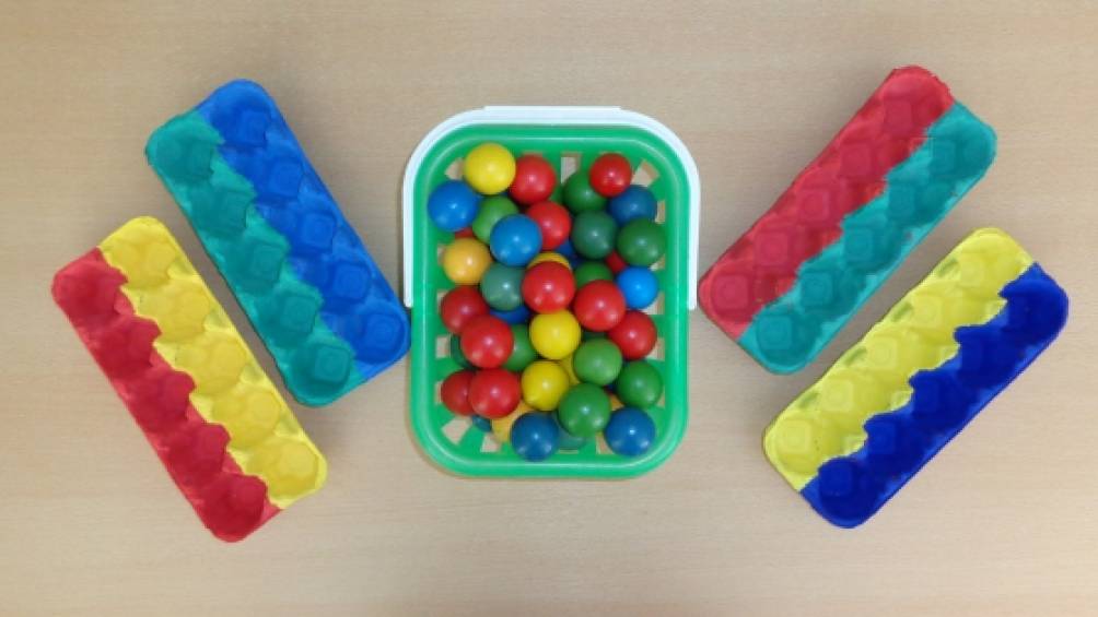 Игра разложи шарики. Дидактические игрушки цветные шары. Игрушки на раскладывание по цветам. Игры с цветными шариками для детей. Игра с цветными шариками в коробочке.