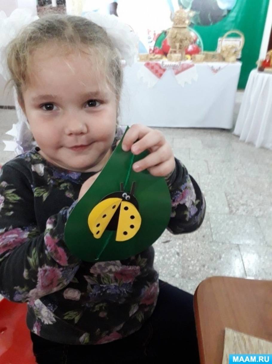 Смотреть фотографию №2 Фото №2 Детям старшего дошкольного возраста была предложена поделка из бумаги Движущаяся божья коровка на зеленом листочке