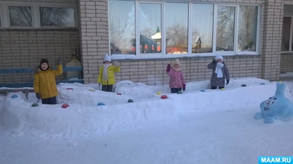 зимние постройки на участке детского сада. лабиринт из снега в детском саду на участке. лабиринт из снега в детском саду. детские лабиринты из снега. постройки из снега в детском саду.