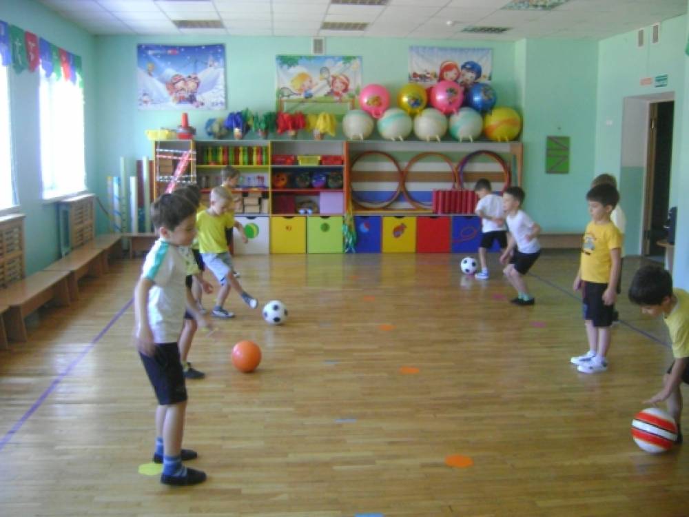 Детская спортивная детский сад 3 4 года. Футбол в детском саду. Футбол для дошкольников в детском саду. Спортивные игры в детском саду. Футбол для детей старшего дошкольного возраста.