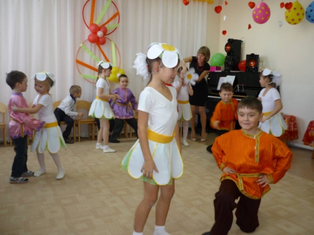 Ансамбль народного танца ромашки. Танец с ромашками в детском саду видео. Цветы на руку для танца в детском. Танец с ромашками. Ромашка для танца ромашковое.