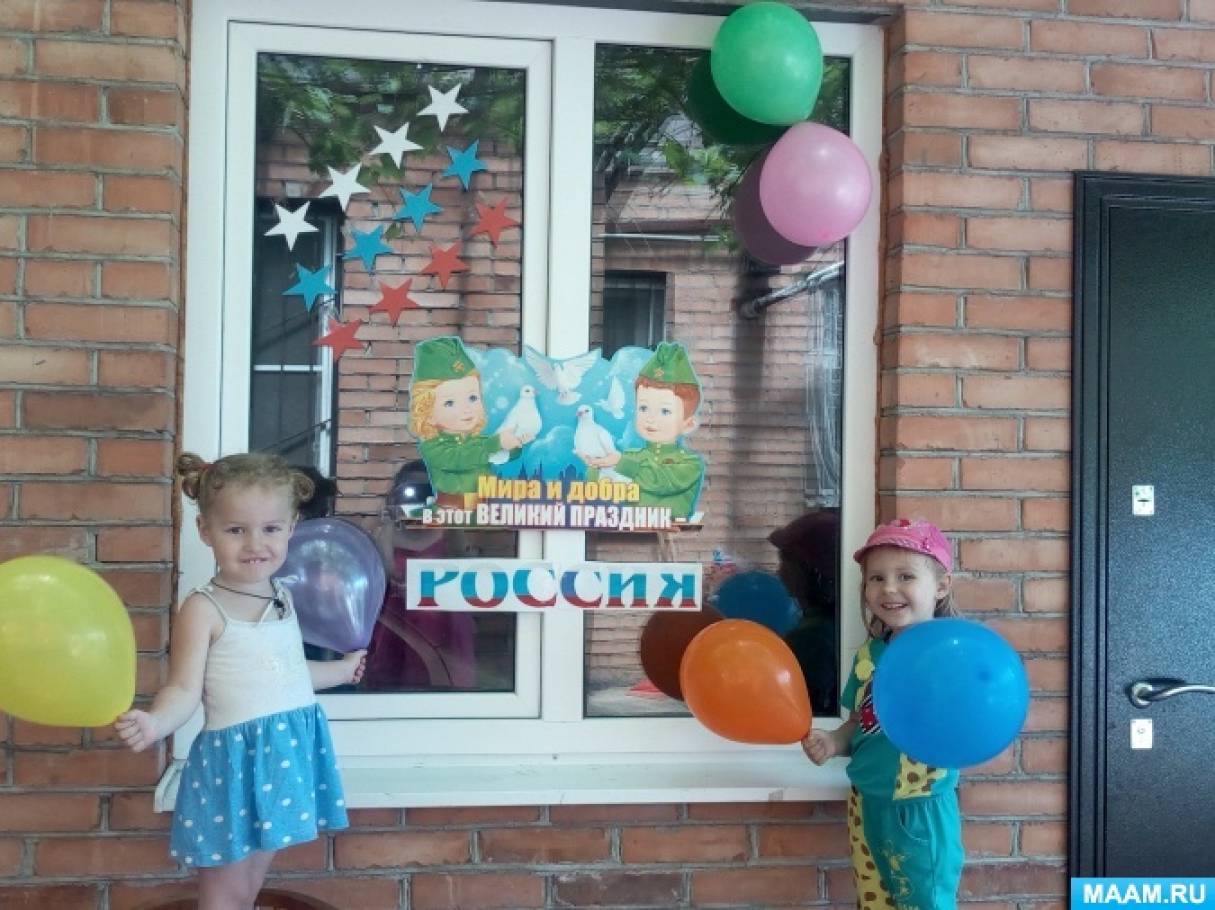Фотоотчет об украшении окна ко Дню России своими руками
