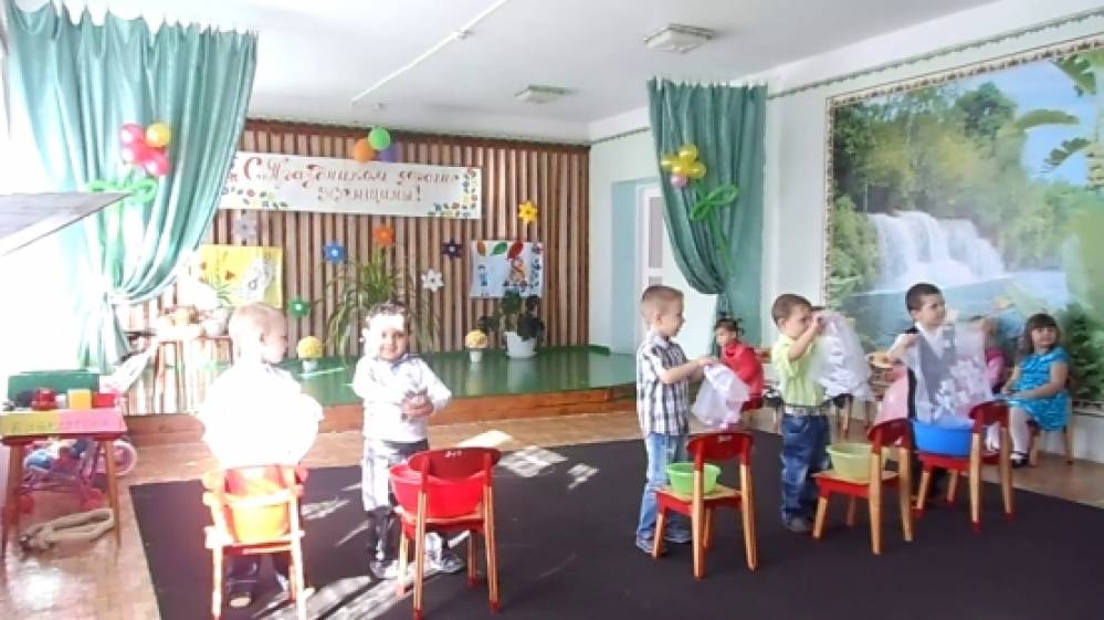 Мыло пенится в корыте я стираю посмотрите