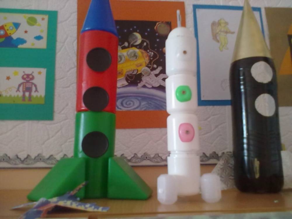Ракета поделка в садик ко дню. Ракета в детский сад. Поделка ракета для детского сада. Ракета ко Дню космонавтики в детский сад. Космическая ракета поделка в садик.