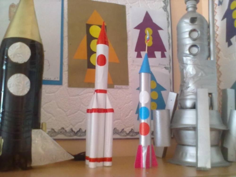 Ракета поделка в садик ко дню. Поделка ко Дню космонавтики в детский сад. Поделка ракета для детского сада. Макет ракеты для детского сада. Ракета ко Дню космонавтики в детский сад.