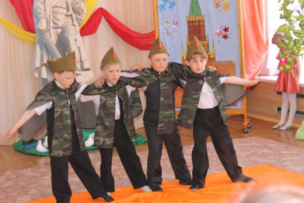 Сценка к дню победы для дошкольников. Украшение группы на день победы. Праздник день победы в детском саду. Проект к 9 мая в детском саду старшая группа. День победы для детей в детском саду.