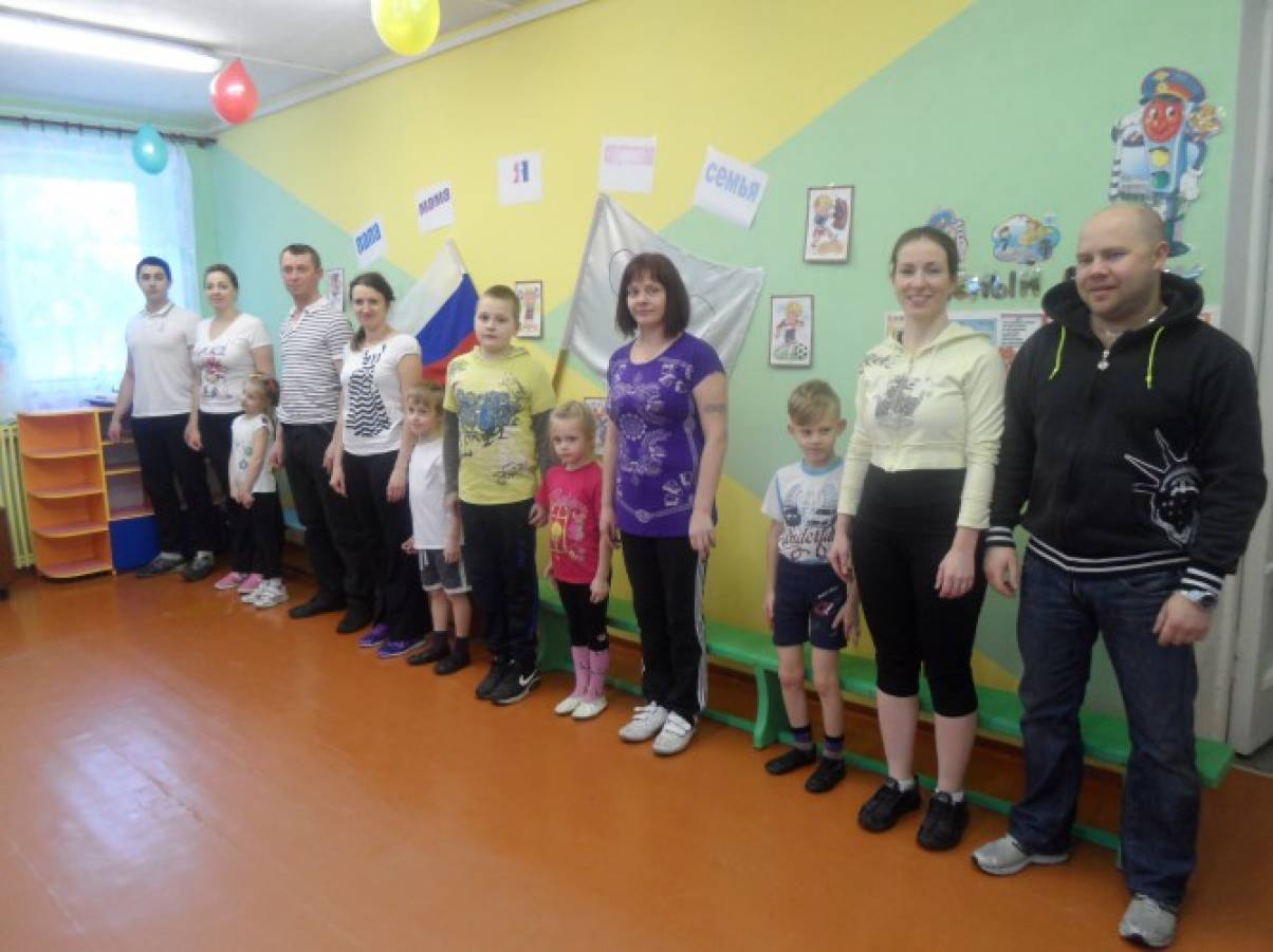 Соревнования «Папа, мама, я — спортивная семья!» в подготовительной группе Фото Соревнования «Папа, мама, я — спортивная семья!» в подготовительной группе
