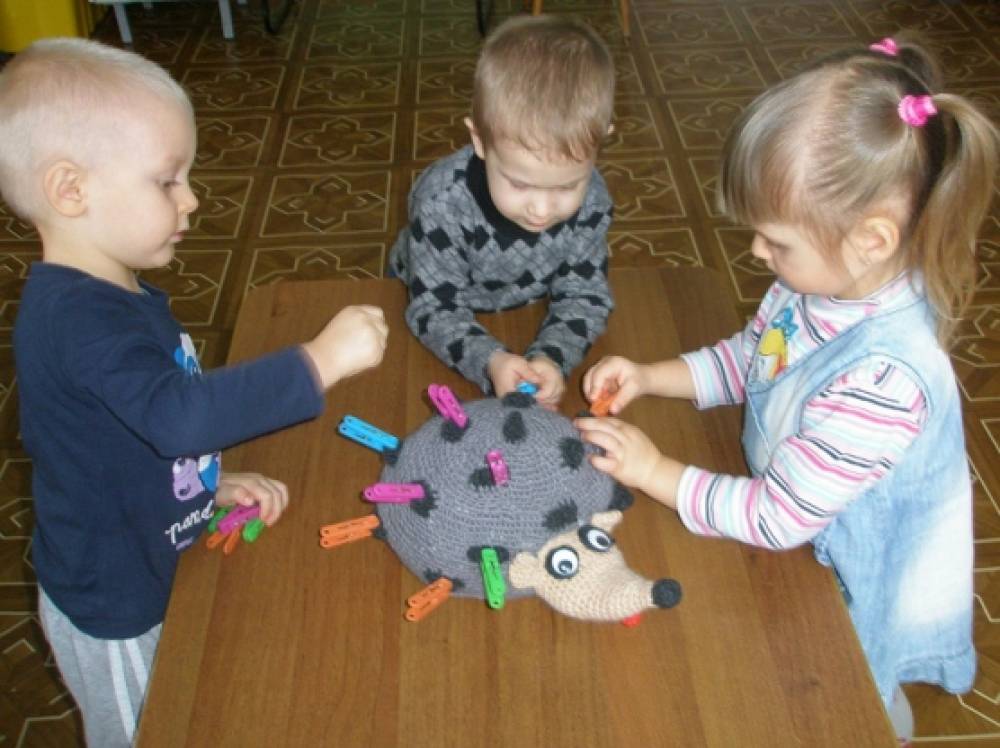 Развитие мелкой моторики рук младшая группа. Сенсорика для детей. Игрушки для 2 младшей группы. Игрушки для ясельной группы. Сенсорные игры в младшей группе.