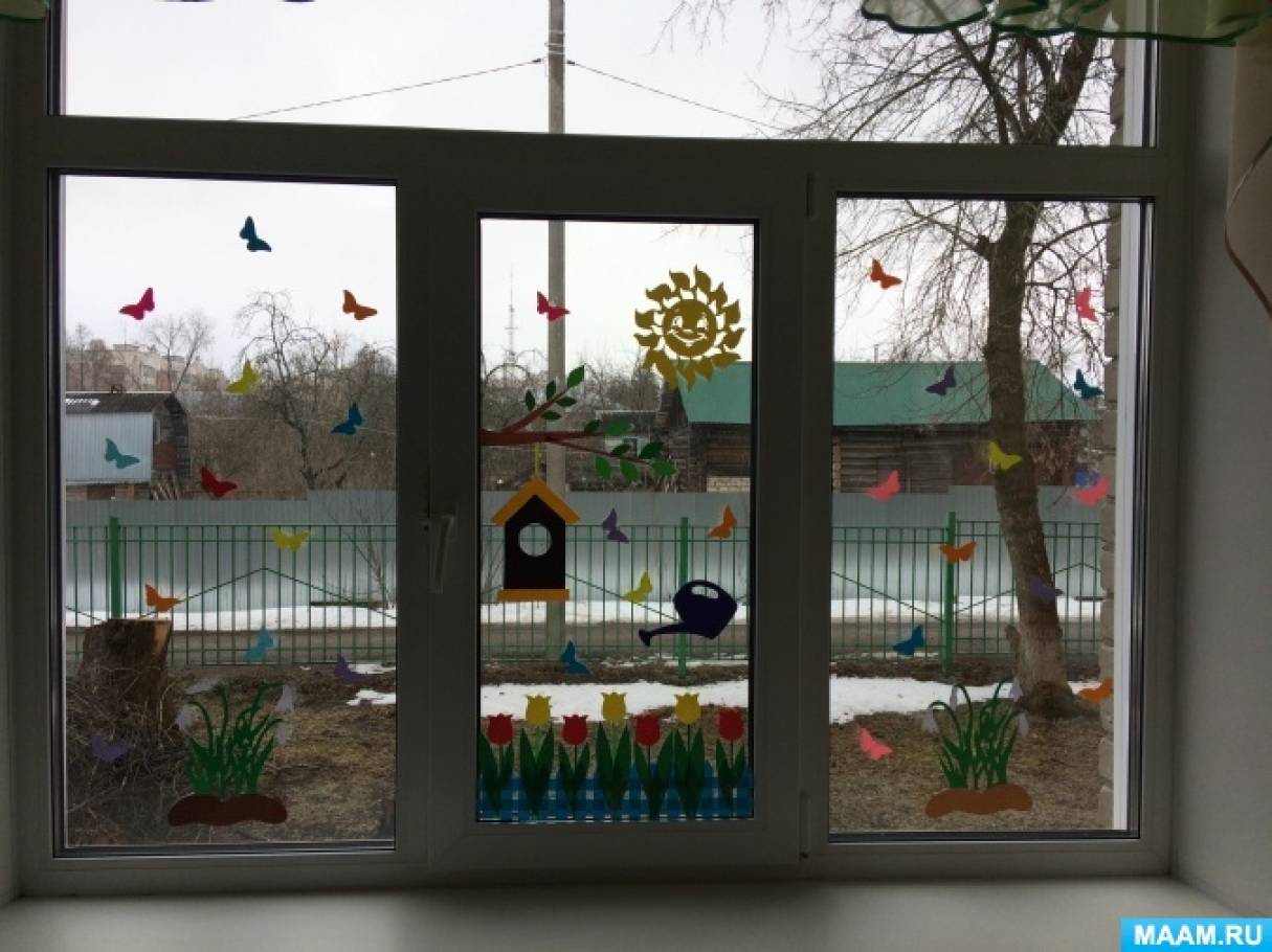 Открытые окна в детском саду. Украшение окон в садике к весне. Весеннее оформление окон в детском саду.