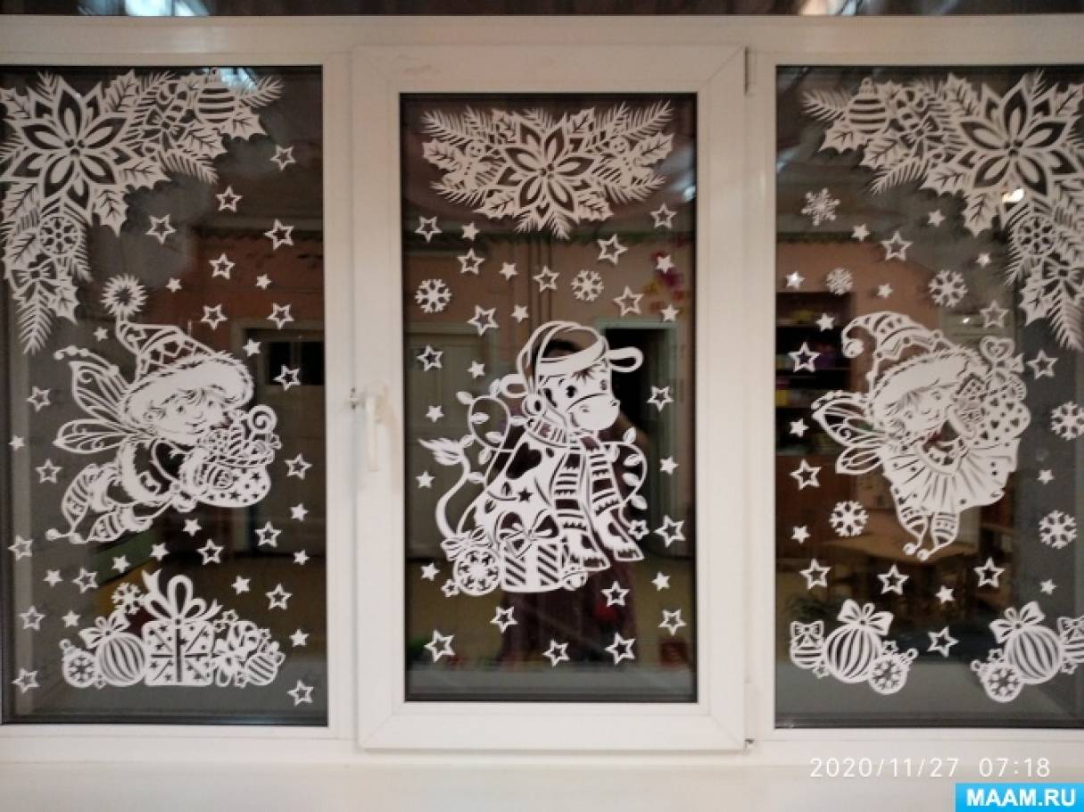 Украсить окно в Новый год бумажными снежинками