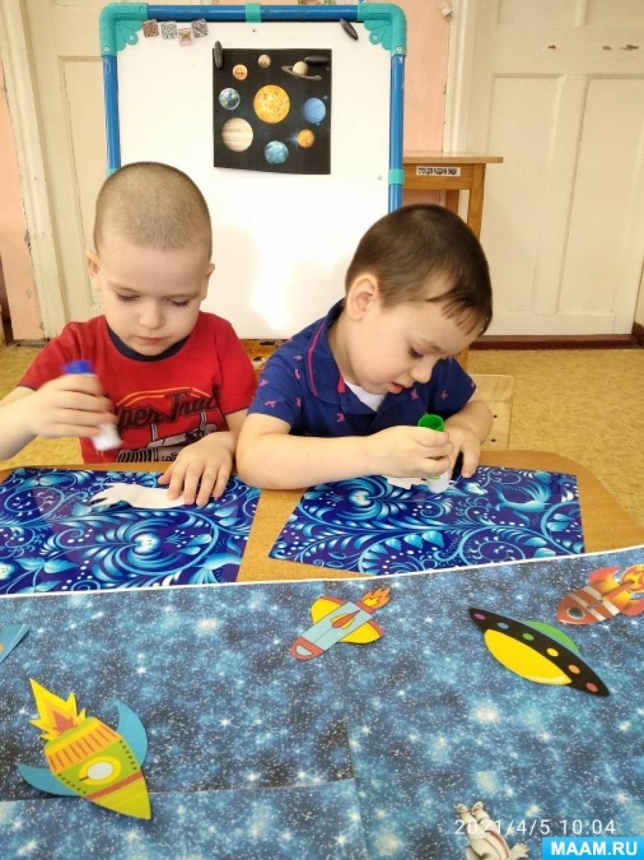 Космос занятие в младшей группе. Рисование космос в младшей группе. Рисование для детей космос младшая группа. Рисование "космос" иладшая группа. Детям о космосе в детском саду младшая группа.