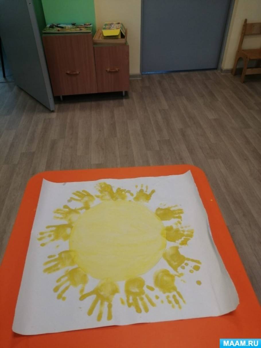 Коллективная работа по изодеятельности «Солнце мира» с помощью отпечатков детских ладошек