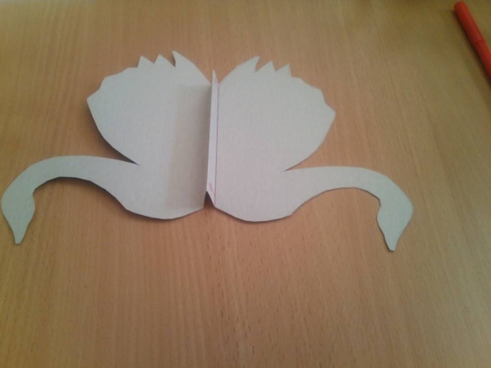Лебеди из бумаги для детей. Поделка лебедь из бумаги. Лебедь из бумаги на картоне. Объемная аппликация лебедь. Лебеди для поделок вырезать.