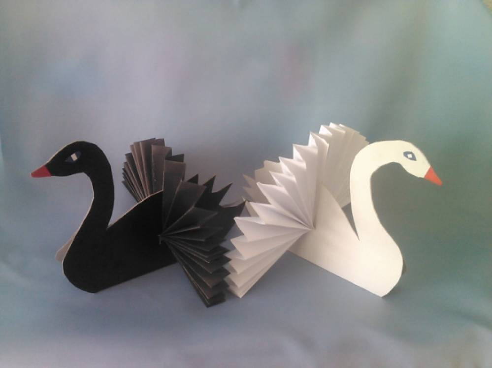 Лебеди из бумаги для детей. Поделка лебедь. Поделка лебедь из бумаги. Объемный лебедь из бумаги. Конструирование на тему перелетные птицы.