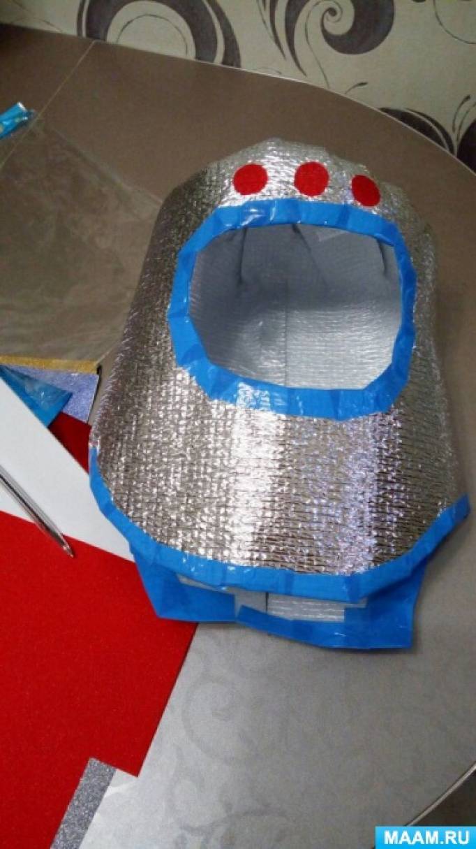 Как сделать шлем космонавта. Шлем Космонавта своими. Шлем для Космонавта из фольгированного утеплителя. Космический шлем поделка. Костюм Космонавта для детей из утеплителя.