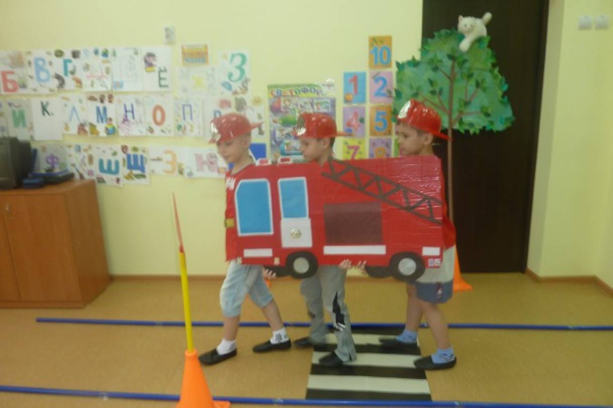 Цель игры пожарные. Пожарная машина в средней группе. Сюжетно Ролевая игра по пожарной безопасности. Атрибуты для игр по пожарной безопасности в детском саду. Сюжетно Ролевая игра пожарные.