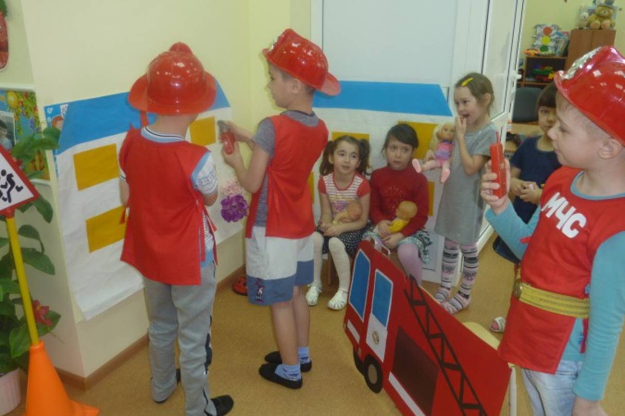 Развлечения обж. Пожарный праздник в детском саду. Сюжетно Ролевая игра пожарные ДОУ. Пожарная безопасность в старшей группе. Пожарные занятие в детском саду.