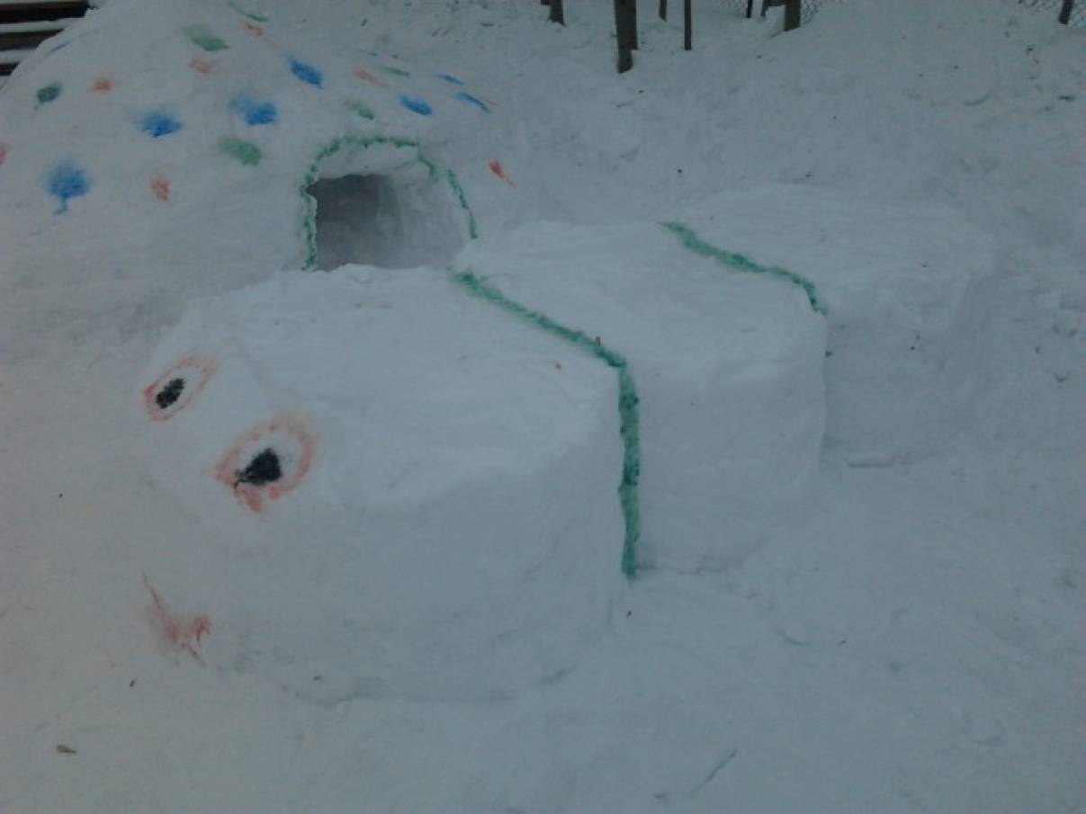 Снежные постройки в детском саду. Гусеница из снега в детском. Гусеница из снега на участке детского сада. Гусеница из снега в детском. Гусеница из снега в детском.
