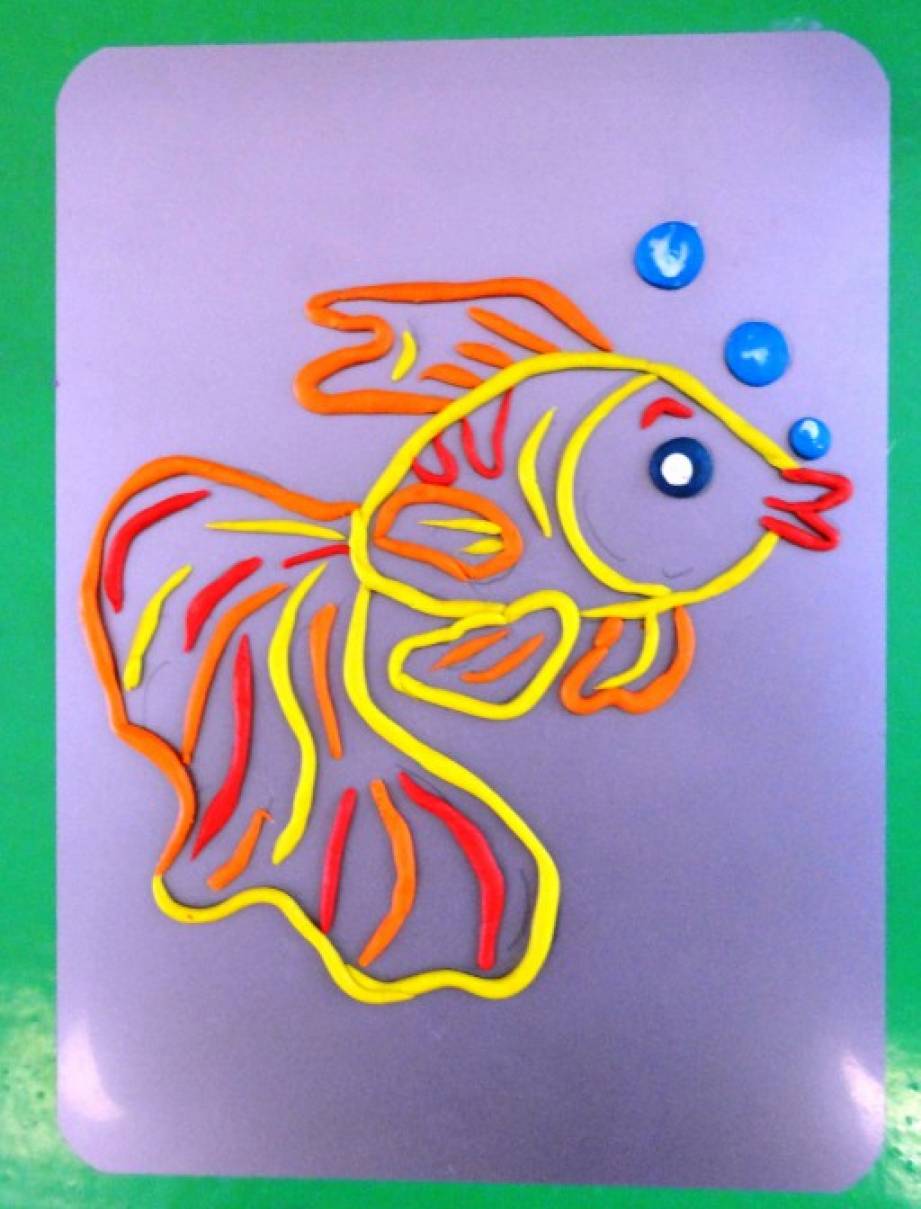 Рисуем пластилином 1 класс презентация. Пластилинография рыбка. Рыбка пластилинография рыбка. Пластилиновая живопись Золотая рыбка. Золотая рыбка для пластилинографии.