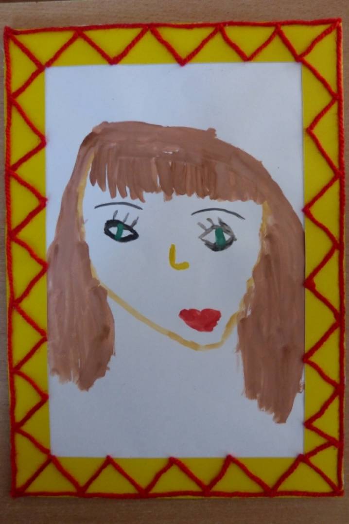 Портрет мамы 8 класс. Рамка для портрета мамы в детском саду. Рисование мамин портрет старшая группа.