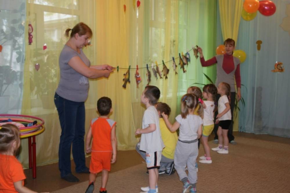 Спортивное развлечение с родителями в средней группе. Спортивное развлечение на тему осени.