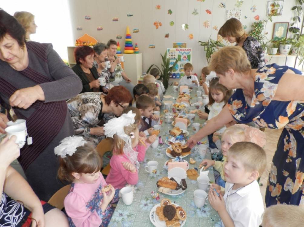 бабушка воспитатель в детском саду. бабушка воспитатель. бабушку воспитатель детского сада. бабушку воспитатель детского сада. бабушка воспитатель в детском саду.