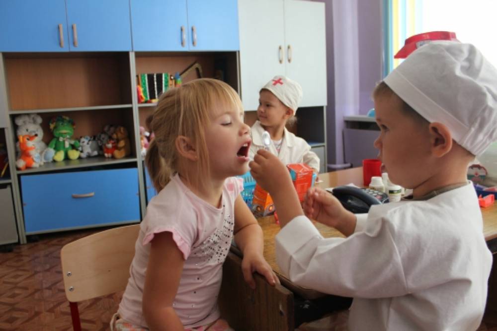 Дети играют в врача. Медсестра в детском саду. Сюжетно Ролевая игра доктор в детском саду. Медсестра в саду. Ролевые игры врач в детском саду.