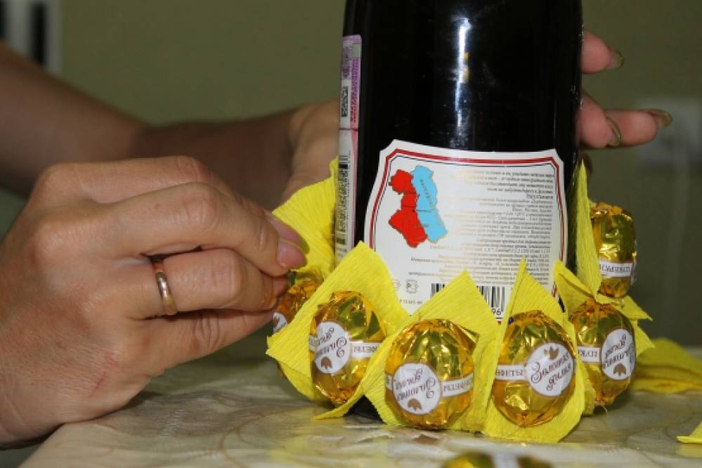 МК ананас из конфет на бутылке шампанского